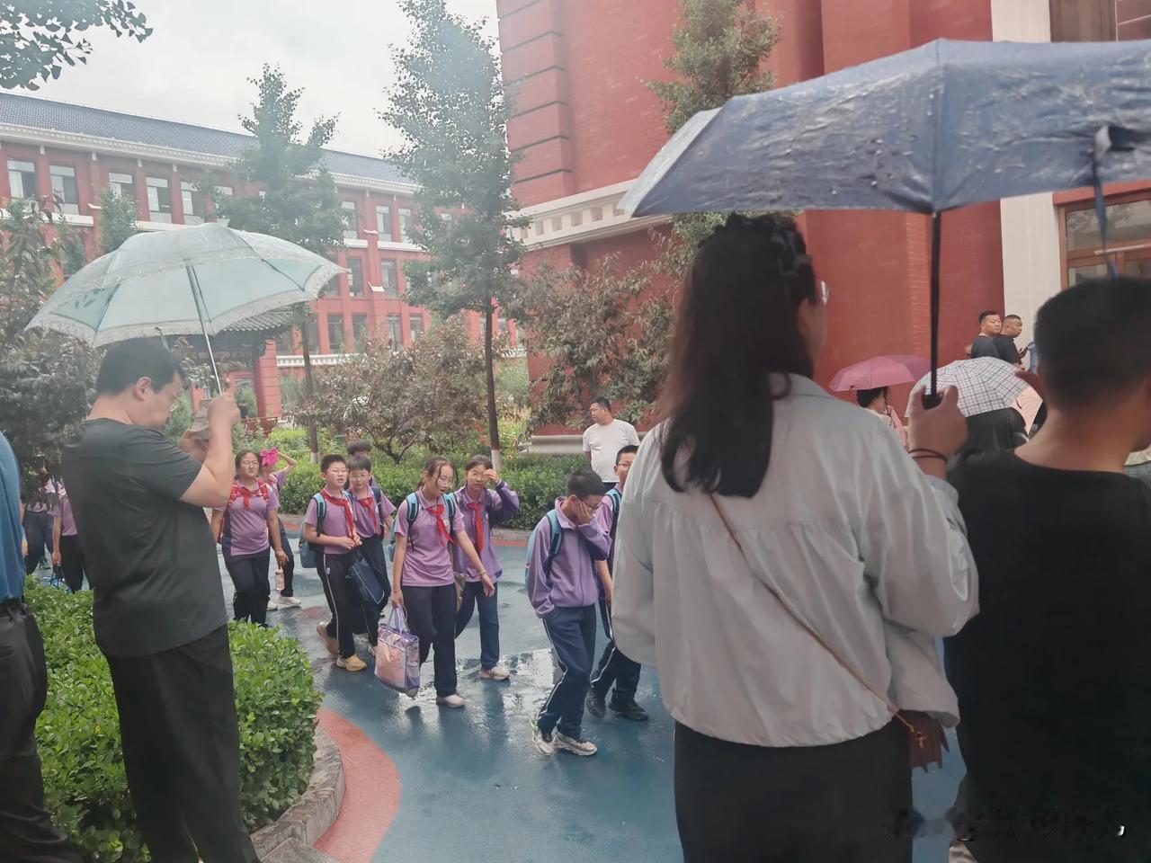 今天下雨了我过来接孩子了，一个女儿一个儿子，我只接女儿，儿子六年级了，