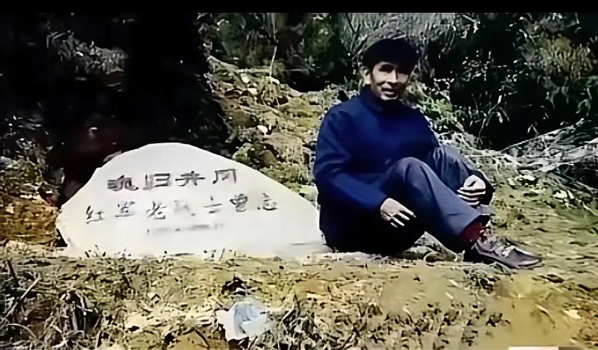 1998年，石来发坐在埋葬母亲曾志部分骨灰的石碑旁的一张留影，曾志病逝之后，按照