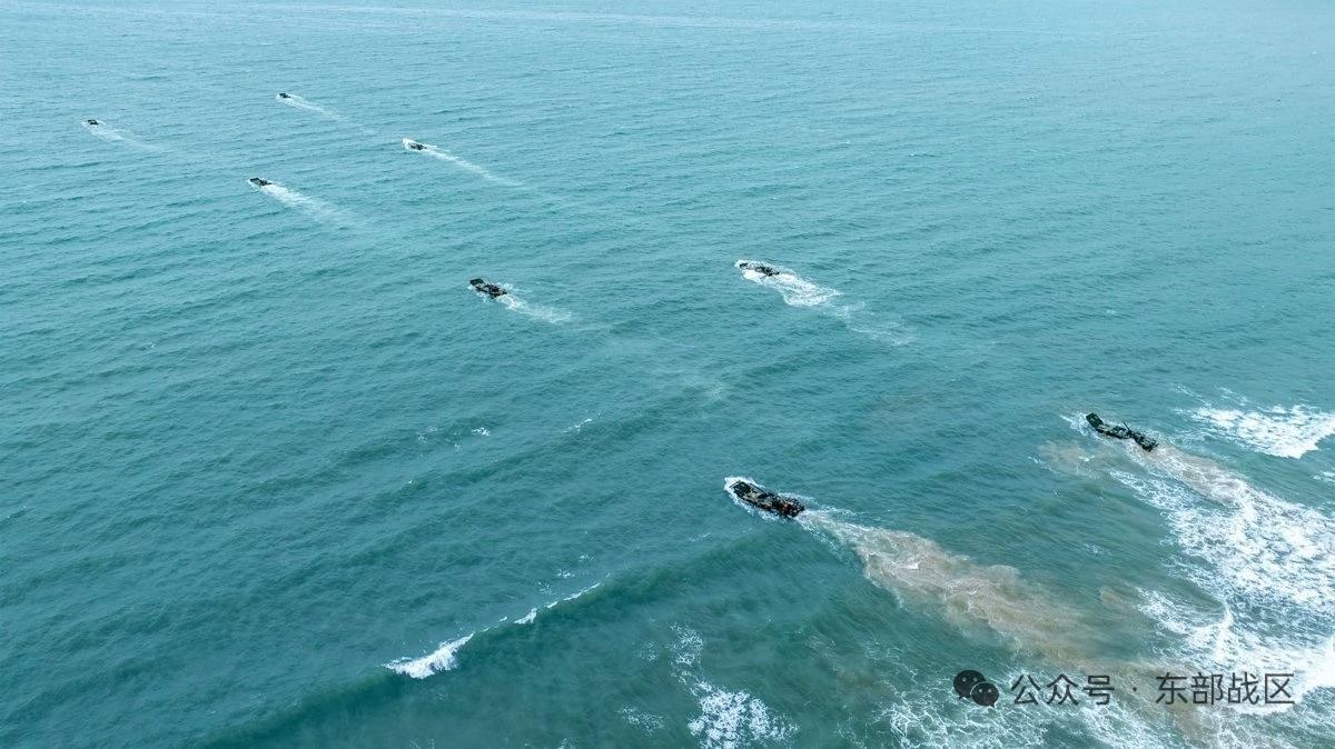 驻守台海一线的陆军第73集团军某旅装甲分队，履带式两栖装甲车辆海上突击队形。从海
