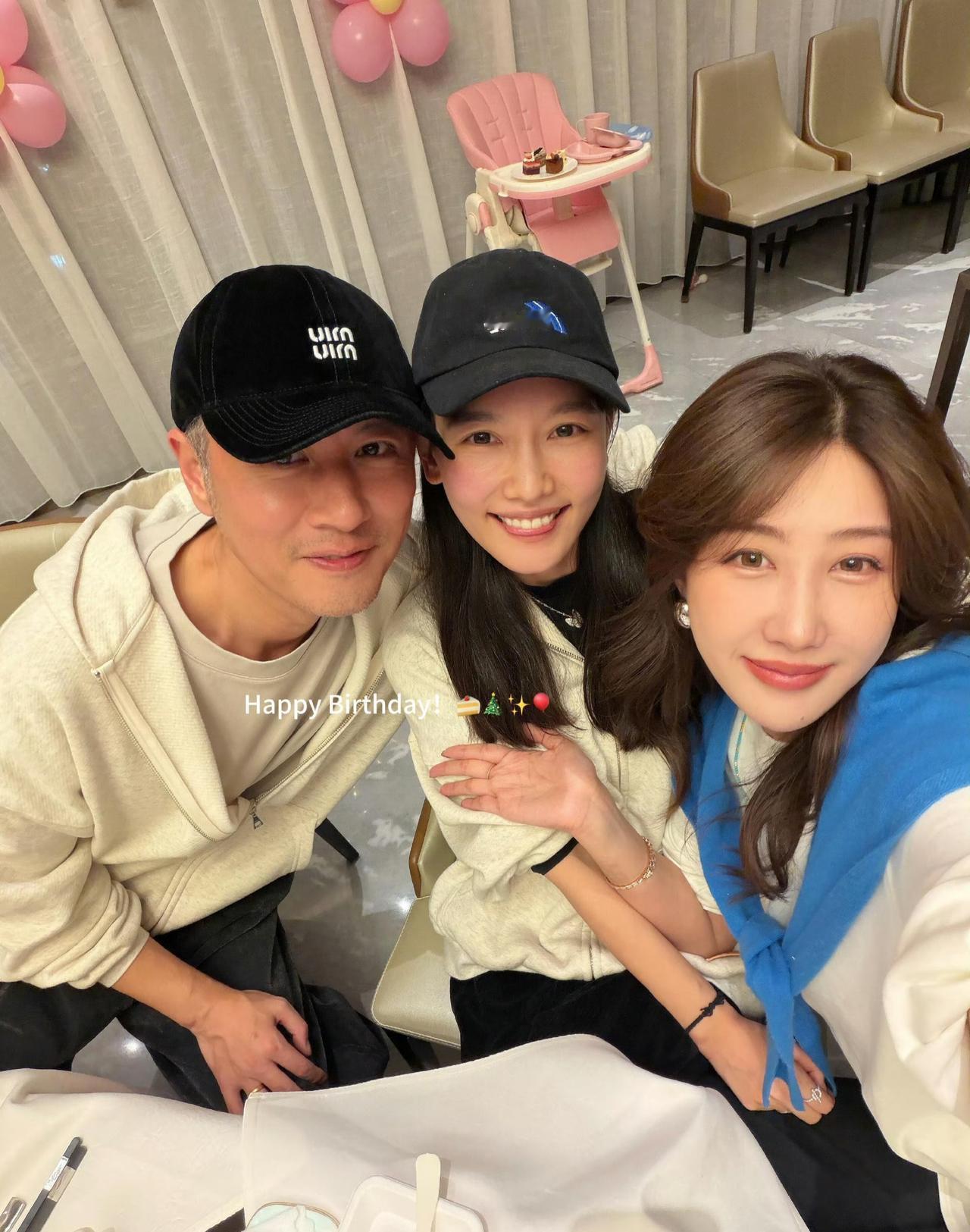 任重生日带着老婆孙骁骁与好友聚餐，这应该是夫妻俩第一次在社交平台上牵手秀恩爱。