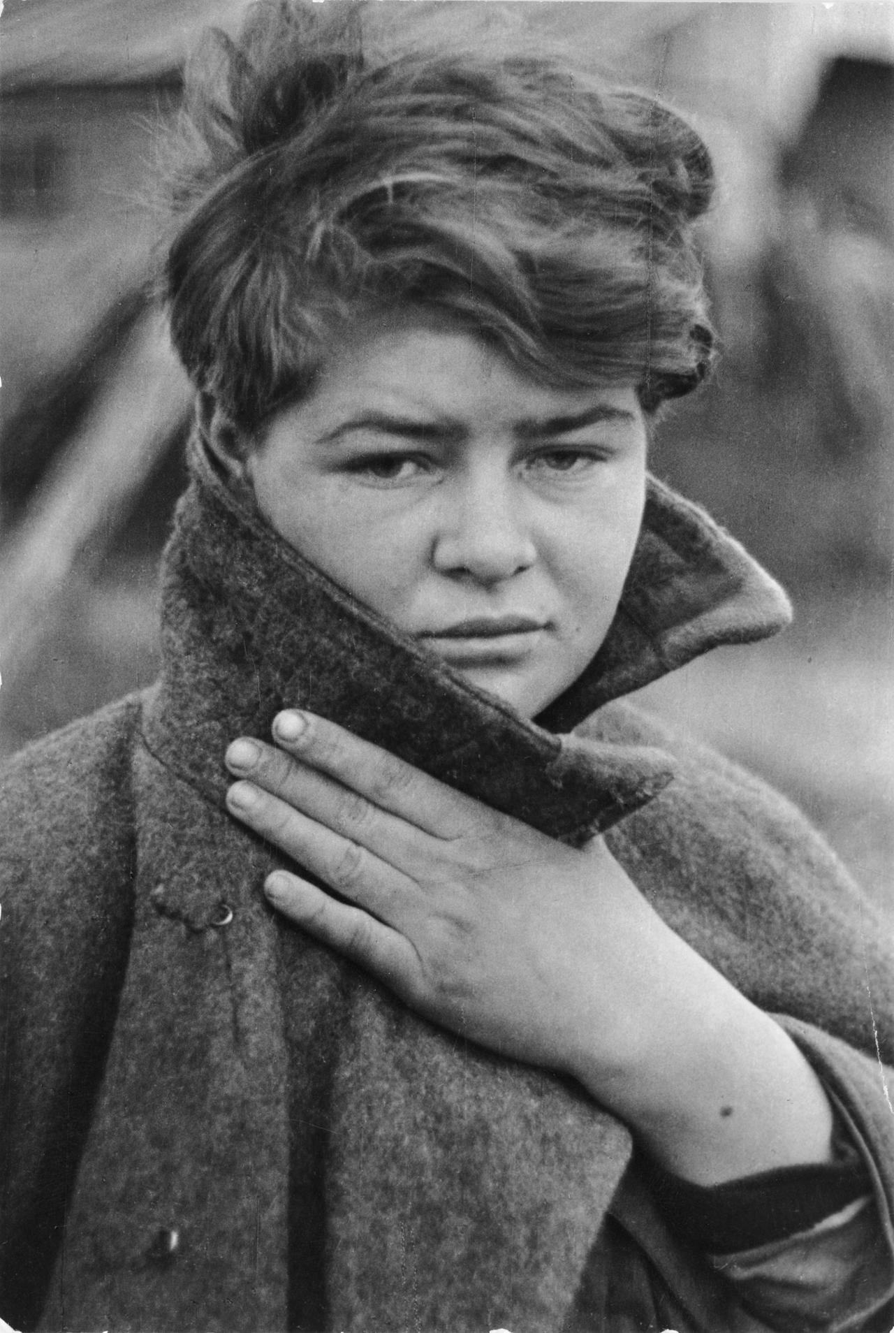 1941年，德军战俘营。苏军护士薇拉・切斯诺娃被拍下照片。画面中，她留着短发，