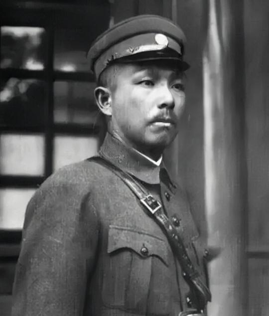 1946年，贵阳召开运动会，国民党上将杨森看一个女学生对着他笑，问：“你父亲是谁