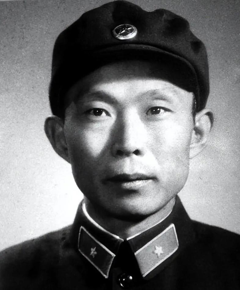 1976年，胡炜像往常一样，以军委办公厅主任的身份走进会议室，他完全没料到，这一