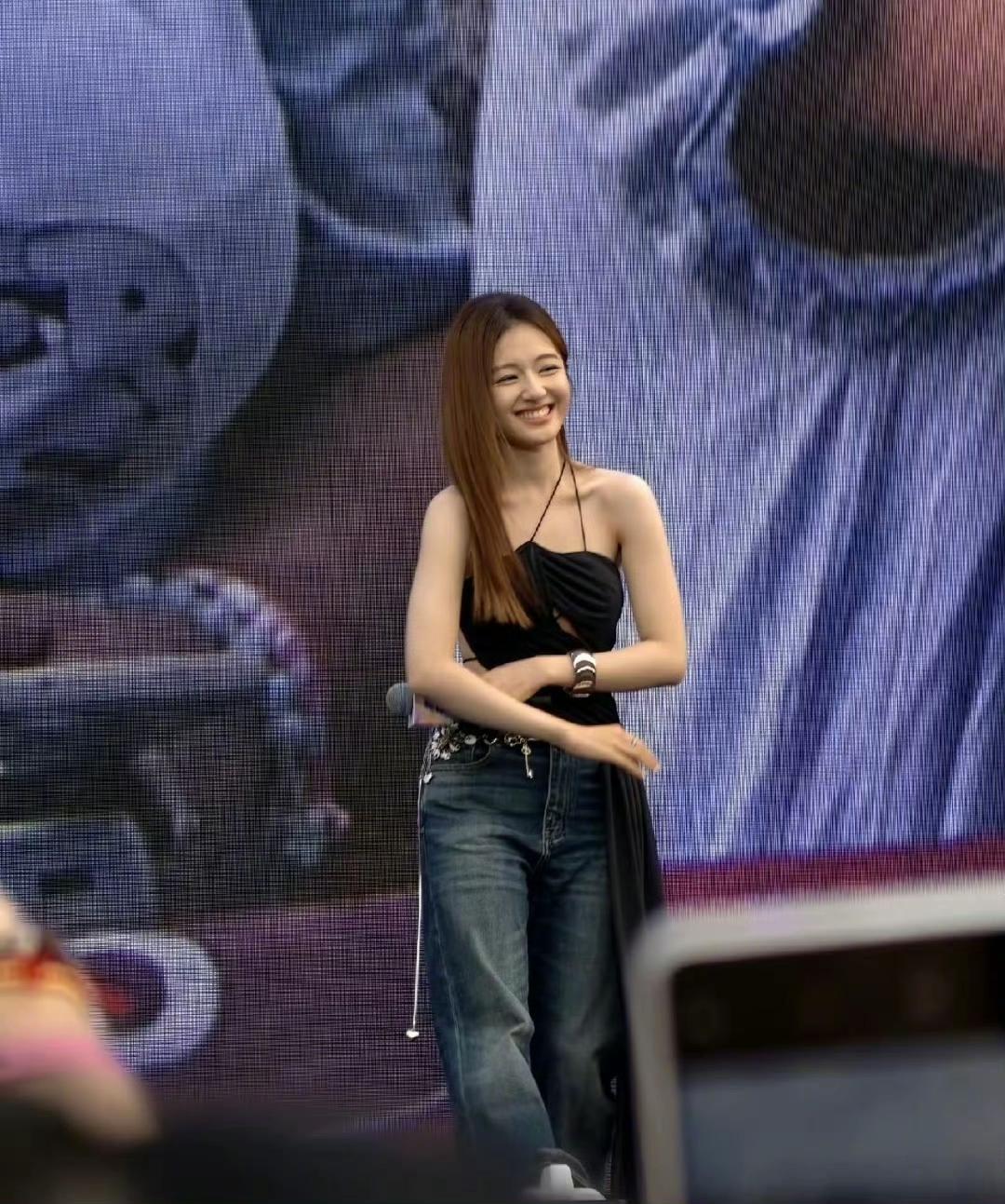 点开微博直接被李兰迪杀到！原以为还是那个软乎乎的少女，结果这次露背造型一出来，瘦