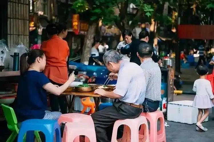 广东人口已经挤爆，实时常住人口达到1.65亿，数字十分惊人，全国大约每8.5个人