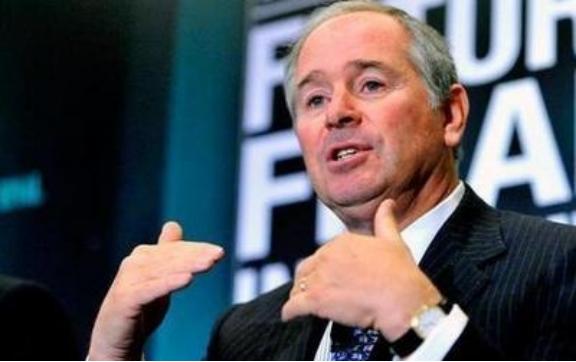 美国超级富豪苏世民，公开放话：“美国正在把中国逼成无法战胜的对手！”随即，他捐款