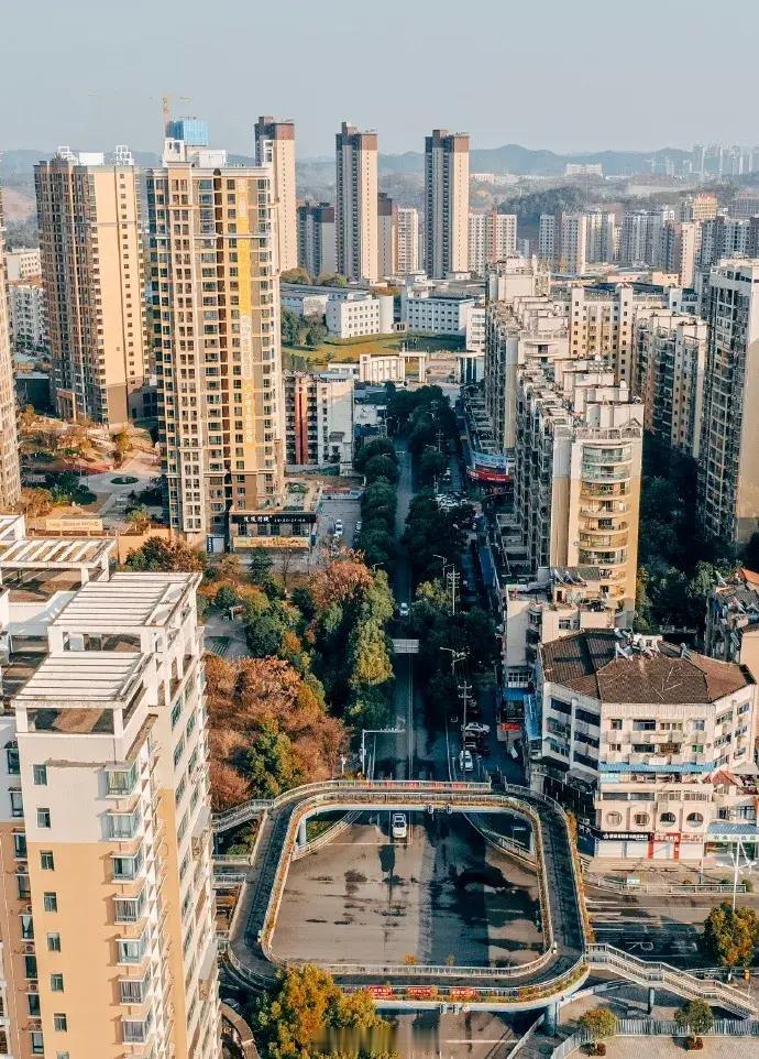 夷陵区现在的街道可多了，回想80年代初，小溪塔给人的印象就是一个“十字街”。1