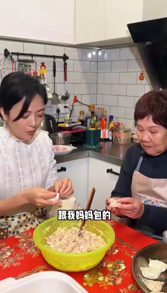 杨乐乐娘家房子好简朴啊！杨乐乐飞去娘家陪妈妈吃年夜饭，贺岁。杨乐乐给妈妈在珠