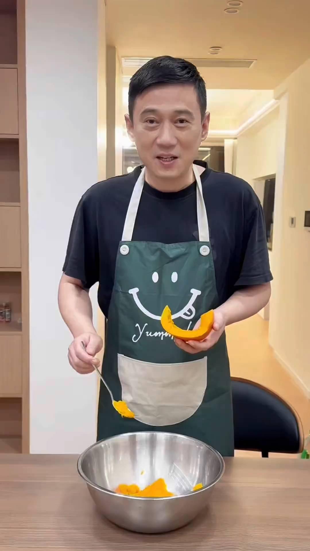 今天在家里做南瓜馒头，跟大家分享一下，跟你老丈人学的，给你老婆做。·先把南瓜切