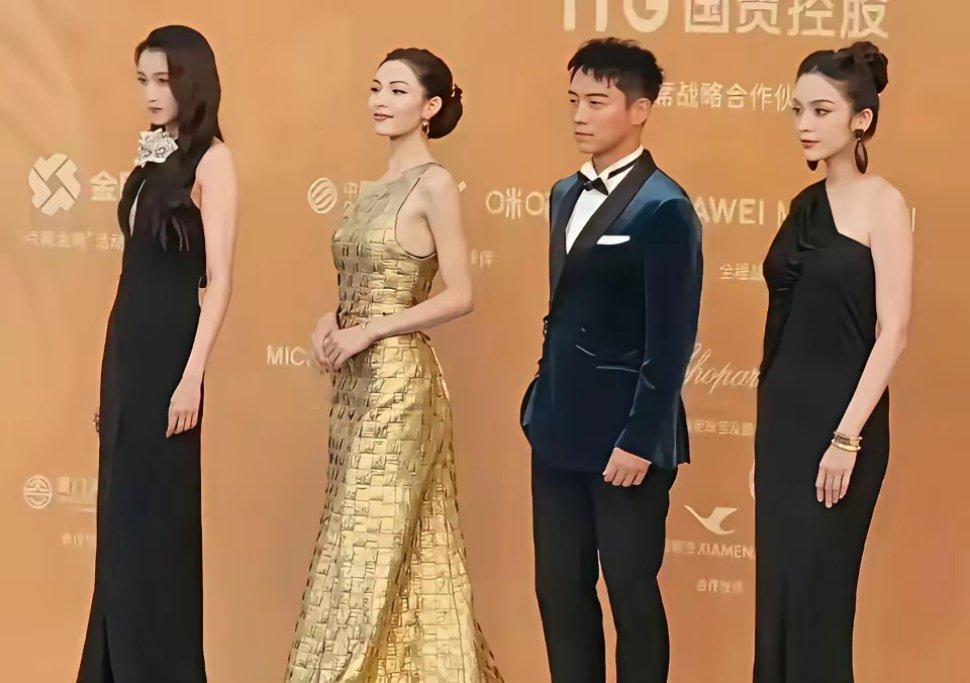 论仪态的重要性。关晓彤和古力娜扎明显不在状态啊！与中间两位相比真的差远了