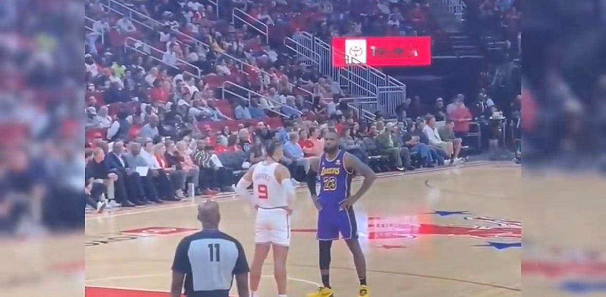 比赛暂停期间，狄龙面对面詹姆斯站着，二人直接对视。我真的笑死，这是怎么能忍住不笑