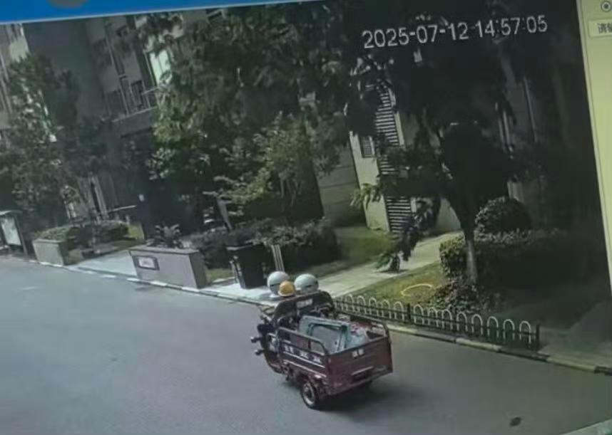 武汉一名3岁男童在自家单元楼入户大厅玩耍时，被一辆停放的电动三轮车撞倒，抢救无效