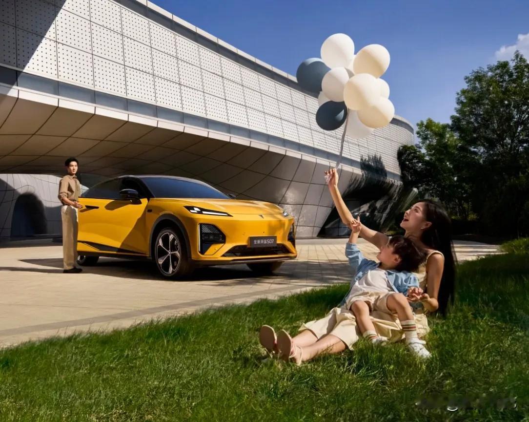 深蓝S07定位于中型SUV，是一款智能舒适与续航双优的科技座驾。它是长安深蓝旗下