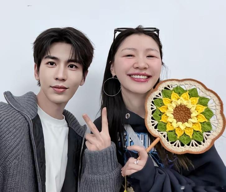 终于明白了，为什么会有那么多网友羡慕金靖。在美女如云的娱乐圈，她的颜值不算特别高