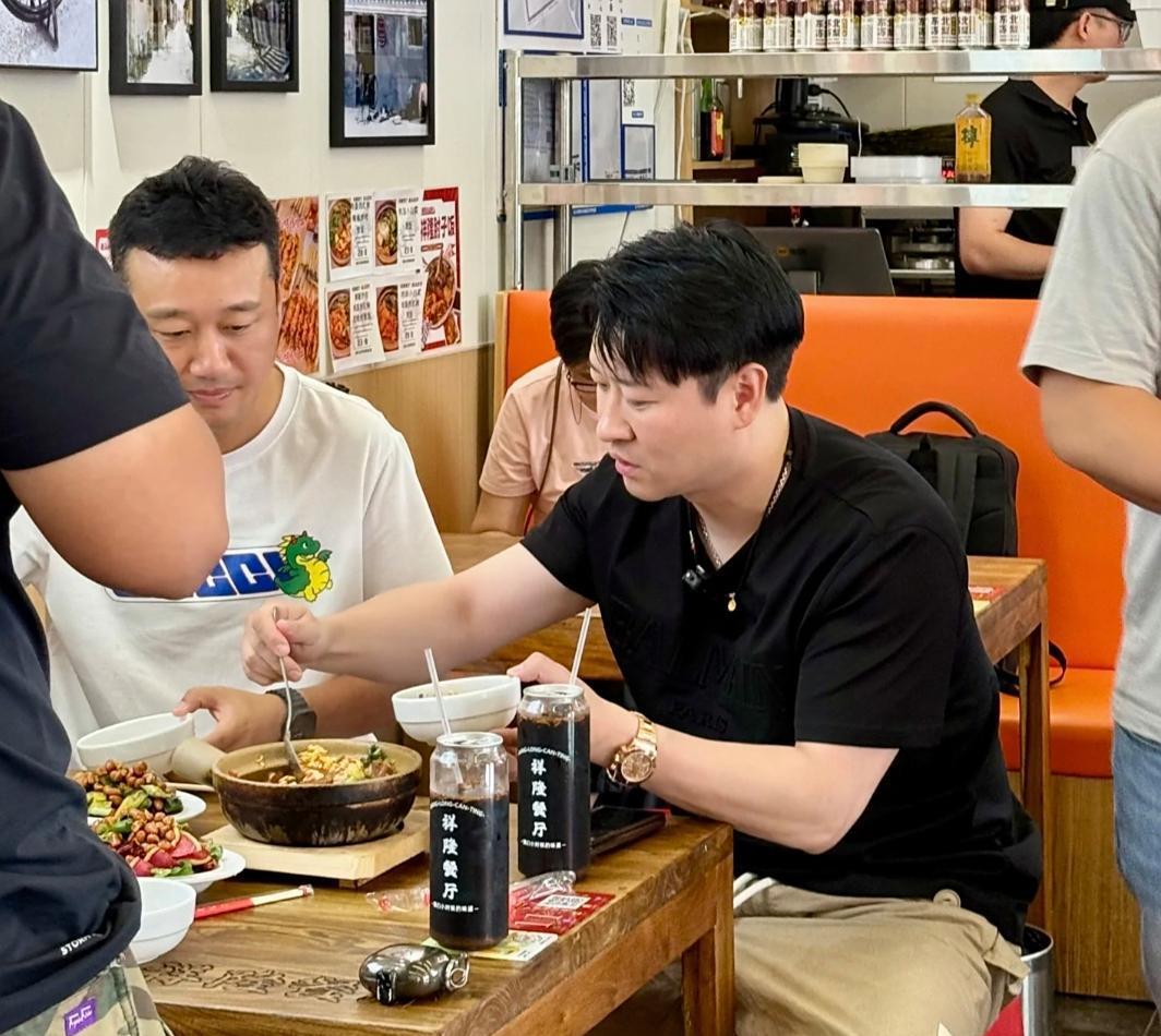 曹云金在北京餐馆吃拌饭，他带了金手表和金链子，整个人白白胖胖的，看起来好有钱啊！