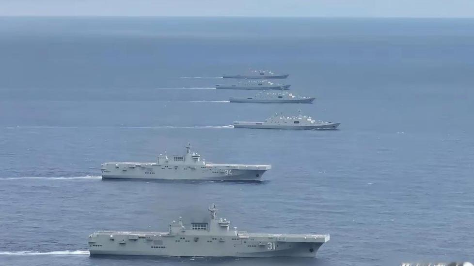 18万吨的钢铁巨舰雷霆出击，都是排水量2.5万吨以上的大舰。南海舰队某登陆舰支