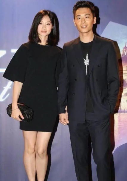 一次节目，主持人问朱亚文：“你为啥要求你老婆素颜？”朱亚文耿直回答：“因为我们亲