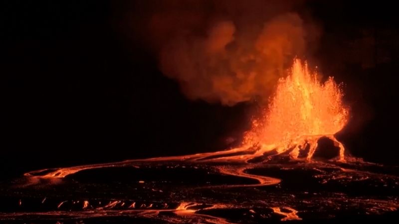 夏威夷火山以罕见的规模喷发可以看到夏威夷的基拉韦阿火山向空中喷射的熔岩达到了