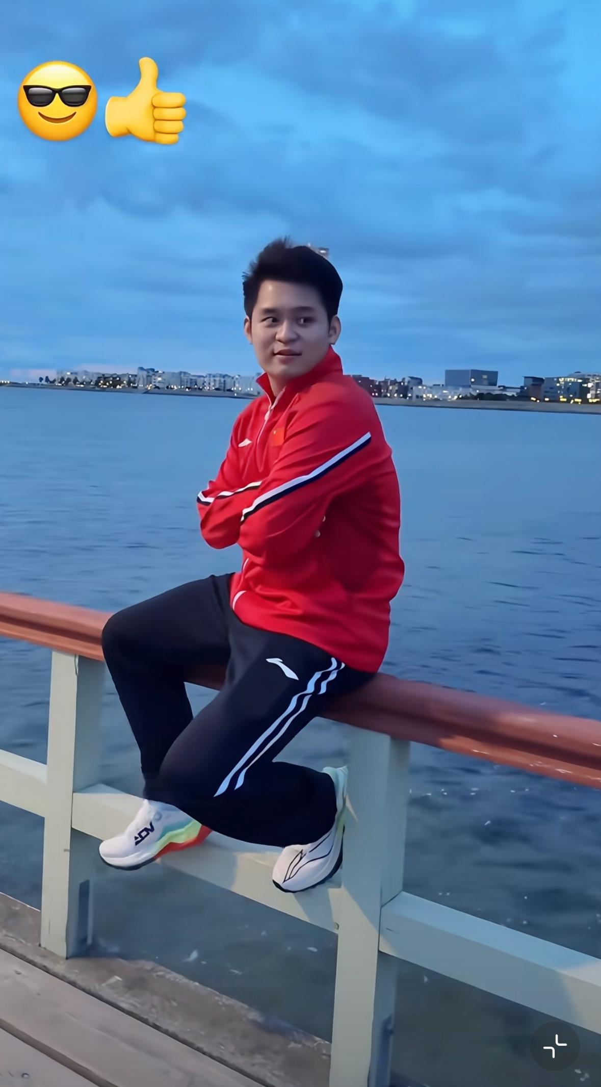 林诗栋在拍摄冠军城市宣传照时的花絮—坐在桥拦上很危险啊！林诗栋/蒯曼夺得202