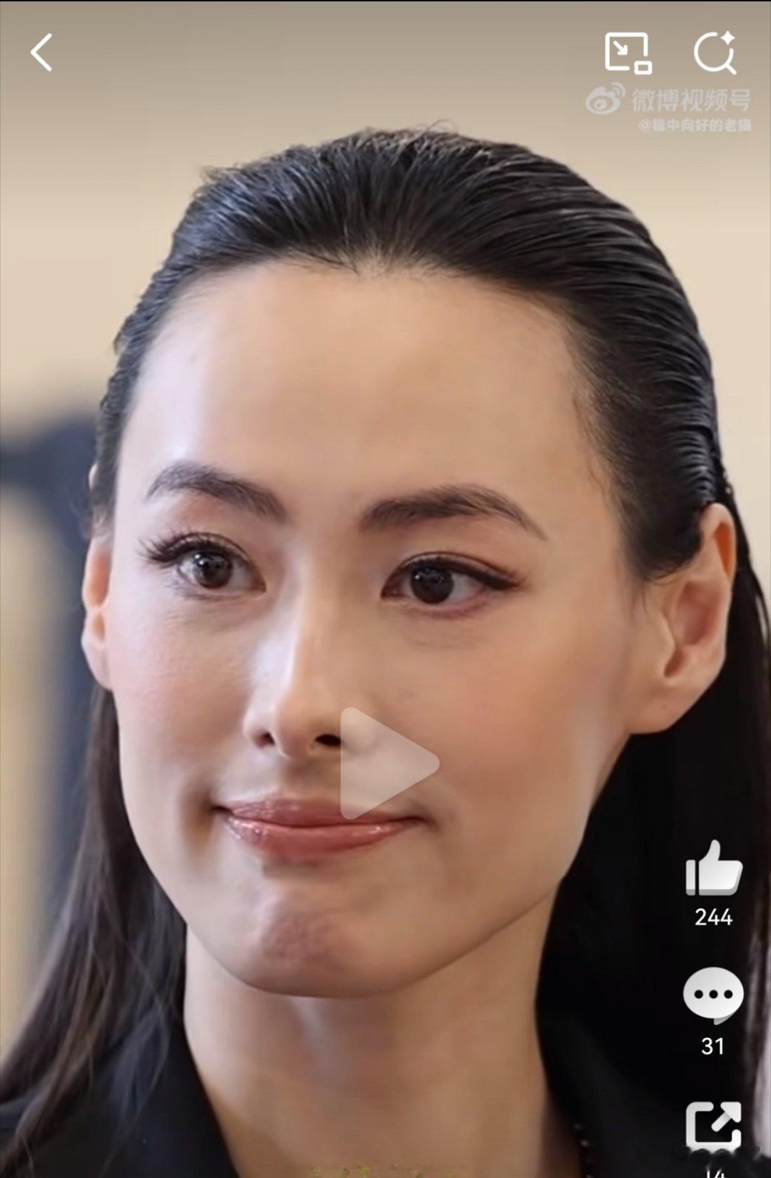 突然发现梁洛施还是有些女生男相的，脸型太方了，面相有些偏刚，耳朵很高，但是耳型长