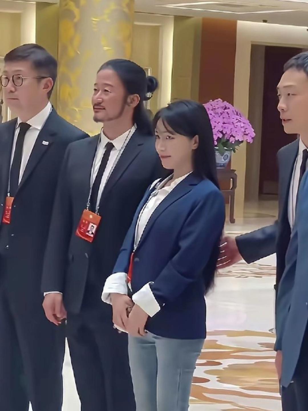 李子柒这丫头挺厉害，凭自己的能力，一个老人带大的农村姑娘，能混到今天，相当厉害了