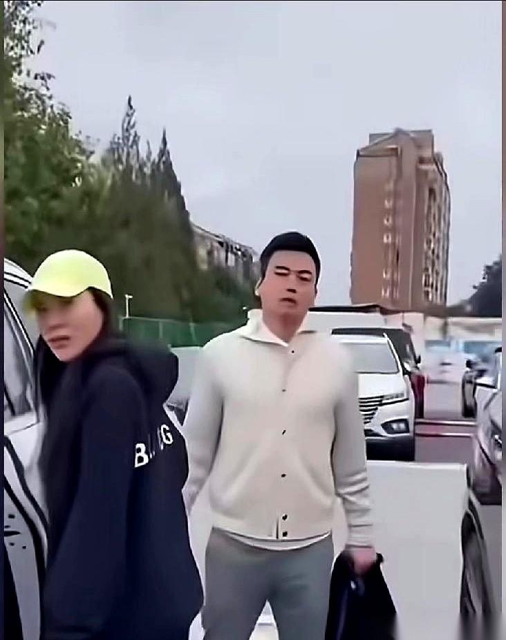 最可怕的不是撞见老公带着小三去产检。最可怕的是，他看见你，看见你搀着自己亲妈，