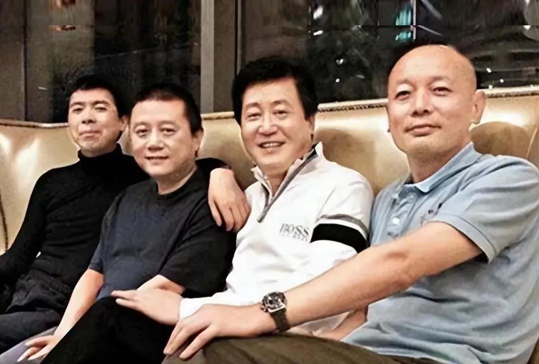 一次，冯小刚去医院探望朋友，一眼就看上了旁边年轻貌美的护士，刚准备要联系方式，旁