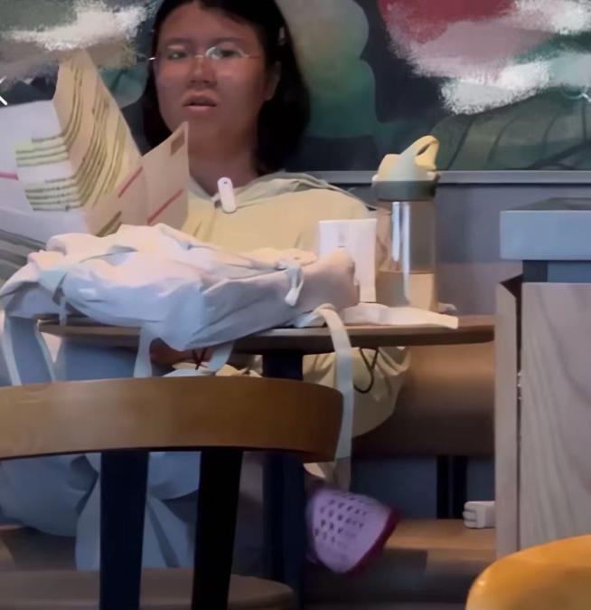 “还没考上公务员就这么嚣张，如果考上了那还得了？”一个女生备考公务员，跑到家附近