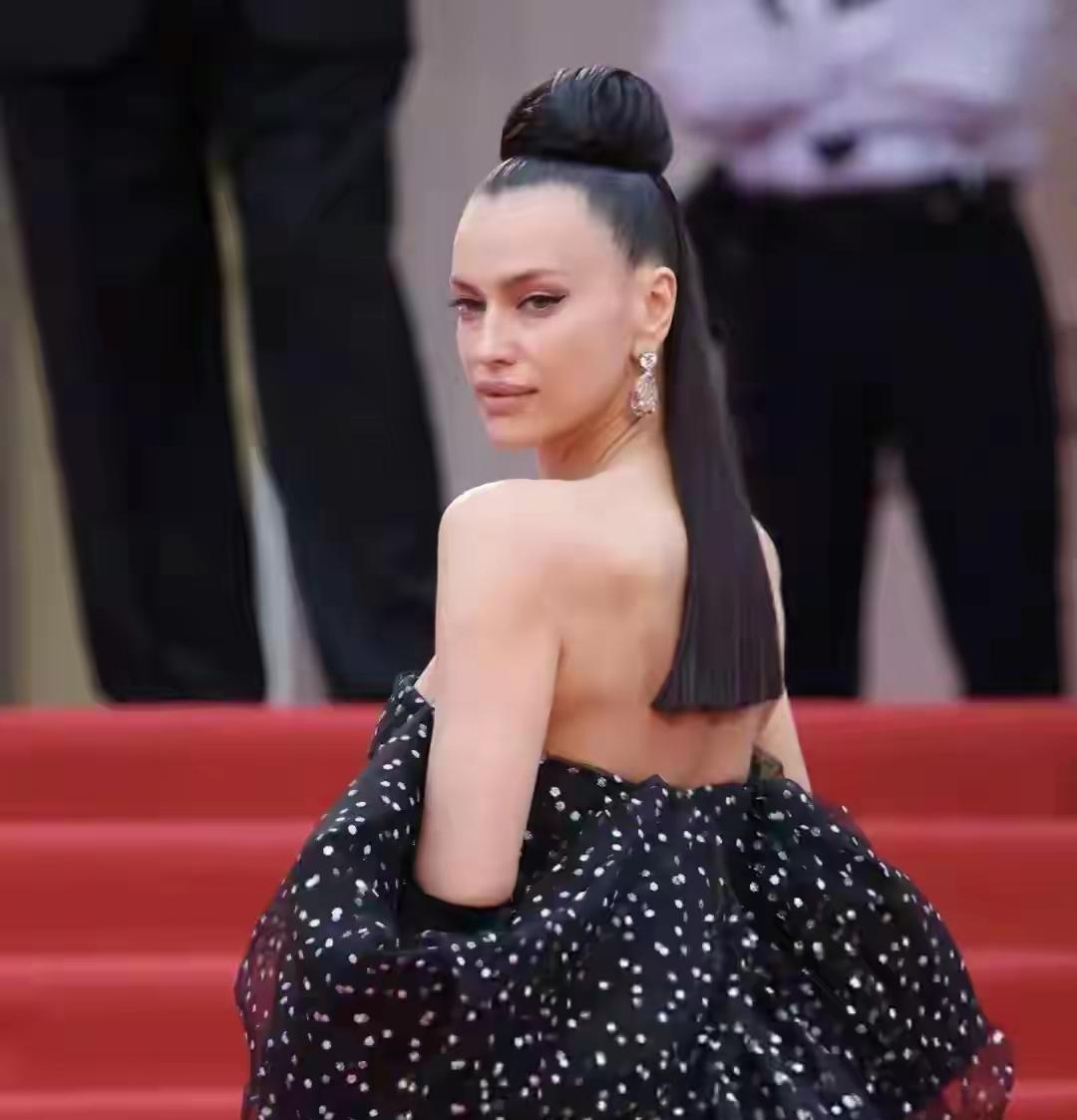 离开C罗的伊莲娜，颜值断崖式的下滑了！伊莲娜离开C罗后，那是也没有闲着，事业和