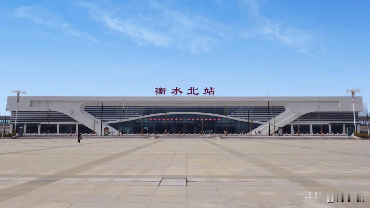 中国铁路的迭代更新，悄悄改写着一座座城市的枢纽命运。从绿皮火车的普速时代，到飞速
