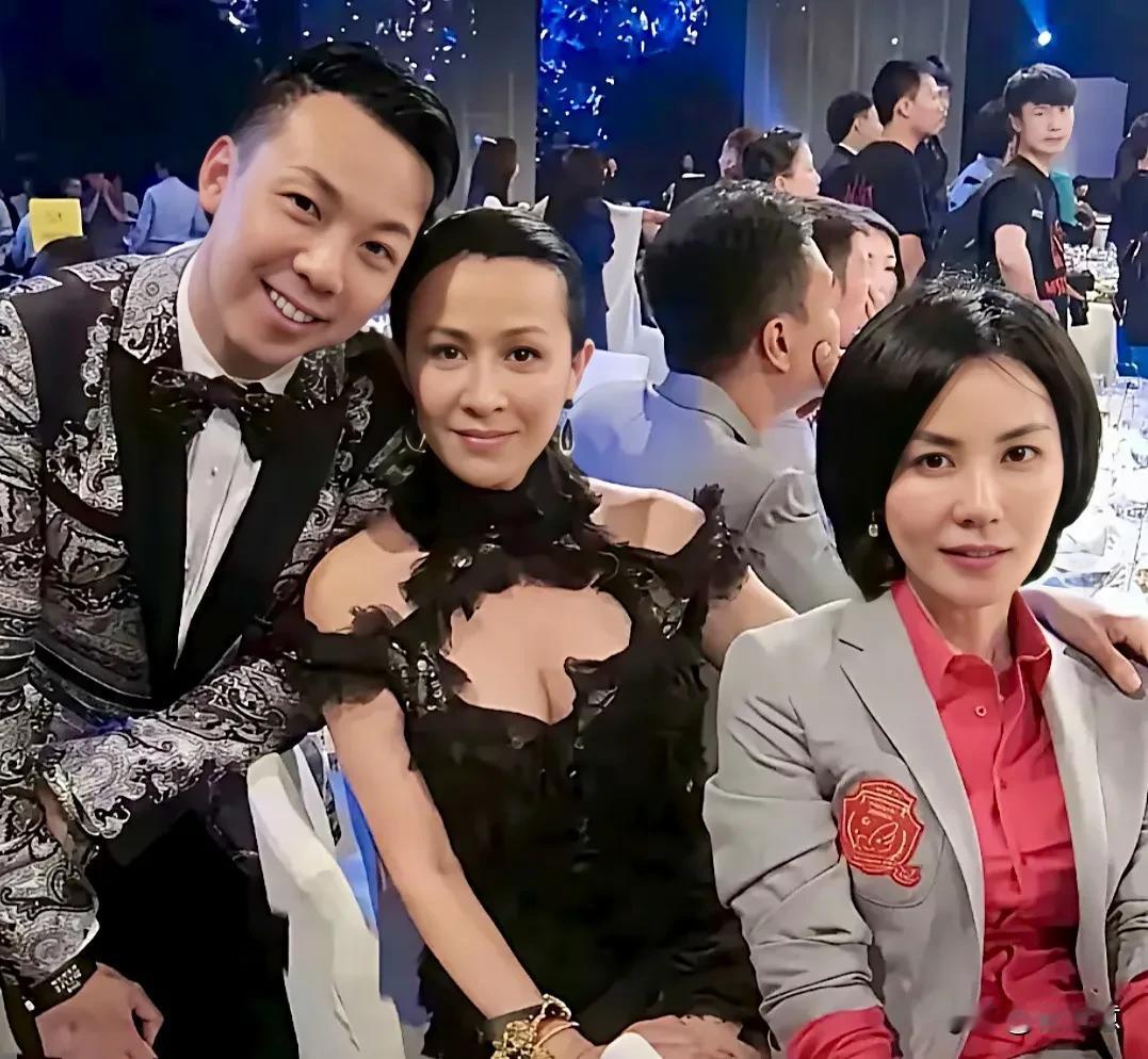 试想，如果被搂肩的是王菲，她表情会不会充满惊恐[滑稽笑]