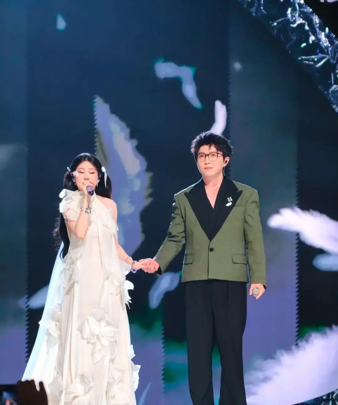 跑调也能圈粉200万？她刚开口就跑，弹幕却刷“可爱”。跑调现场我没笑