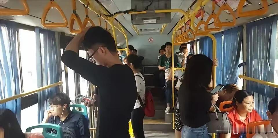 你敢信吗？侄子公务员考试没考上，家里亲戚都劝他别折腾了，不如先干着辅警的活儿，可