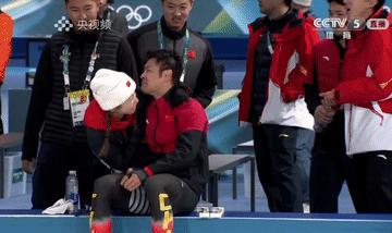 四个抱拥，可以看出宁忠岩这枚金牌的含金量。第一个拥抱，来自同场竞技的对手，36