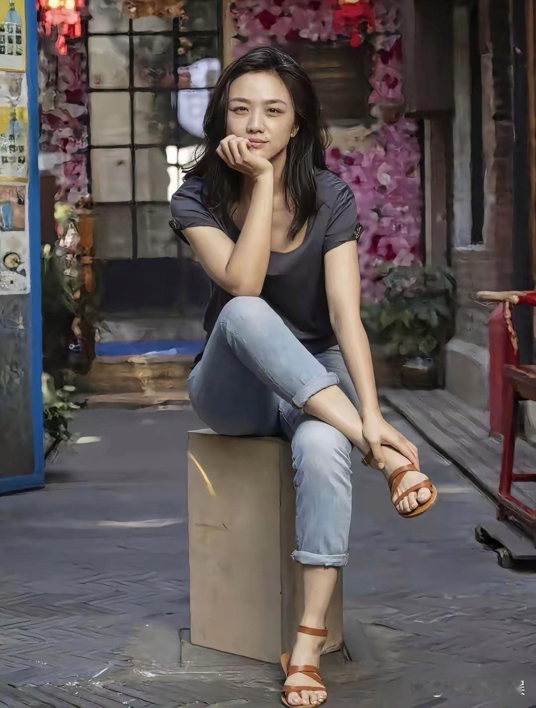 汤唯连脚部线条都格外舒展好看，整个人气质优雅又松弛，自然高级感真的独一无二。