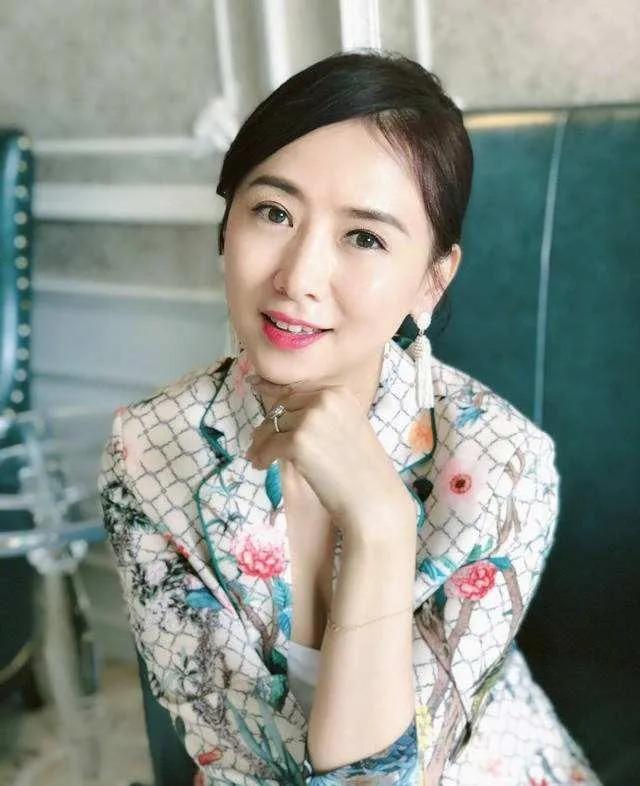 翁虹当年为什么拍三级片？真不是外界瞎传的贪慕虚荣那么简单。她出身清华背景的高知