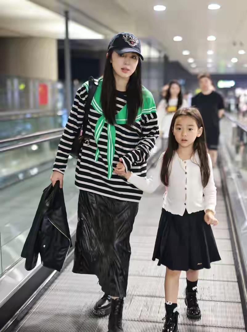 董璇的女儿小酒窝倒也挺诚实，她自己都说学习本来就不太行，开学之后要好好学习了，不