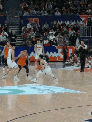 徐杰遭遇了球星必修课，被上海客场的全体球迷喊晚安。徐杰最后的这个三分，也是在发