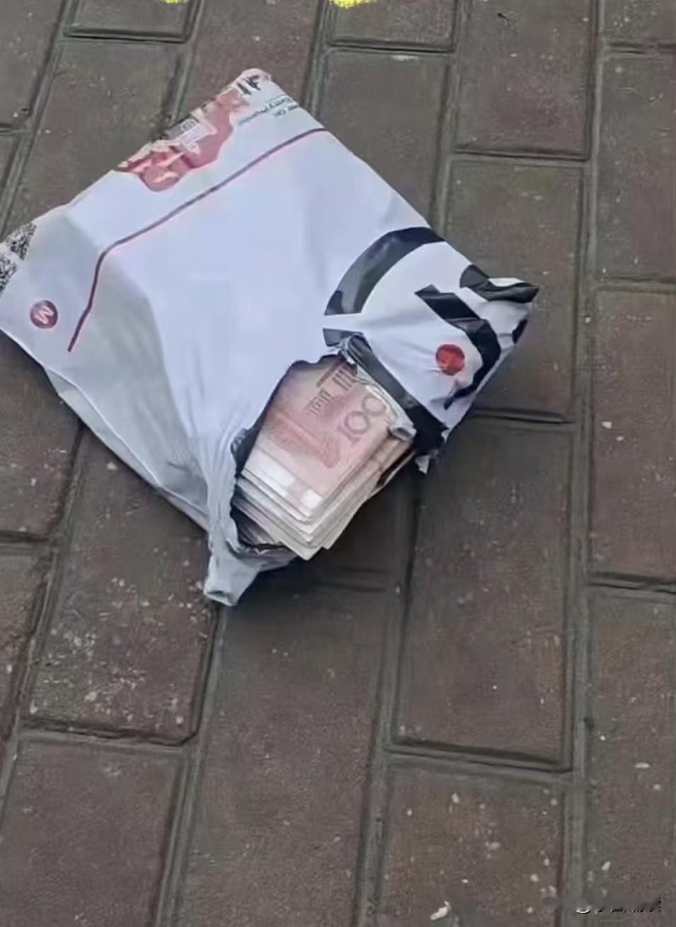 哈哈，真有用快递的方式寄钱的吗？这就是说最危险的方式最安全！