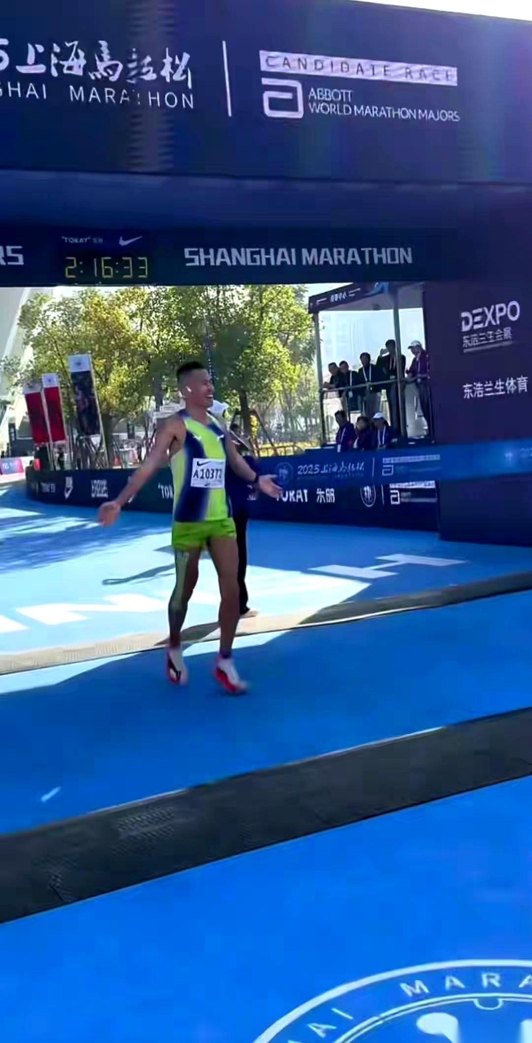 我勒个去，今天上马这事儿，最有意思的不是冠军。是一个叫“大正”的网红哥们儿，跑