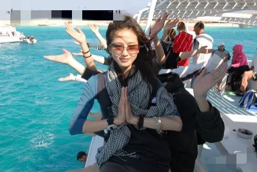 杨幂在背后偷亲刘诗诗胡歌被众美女包围搞怪刘诗诗摆“千手观音”pose....