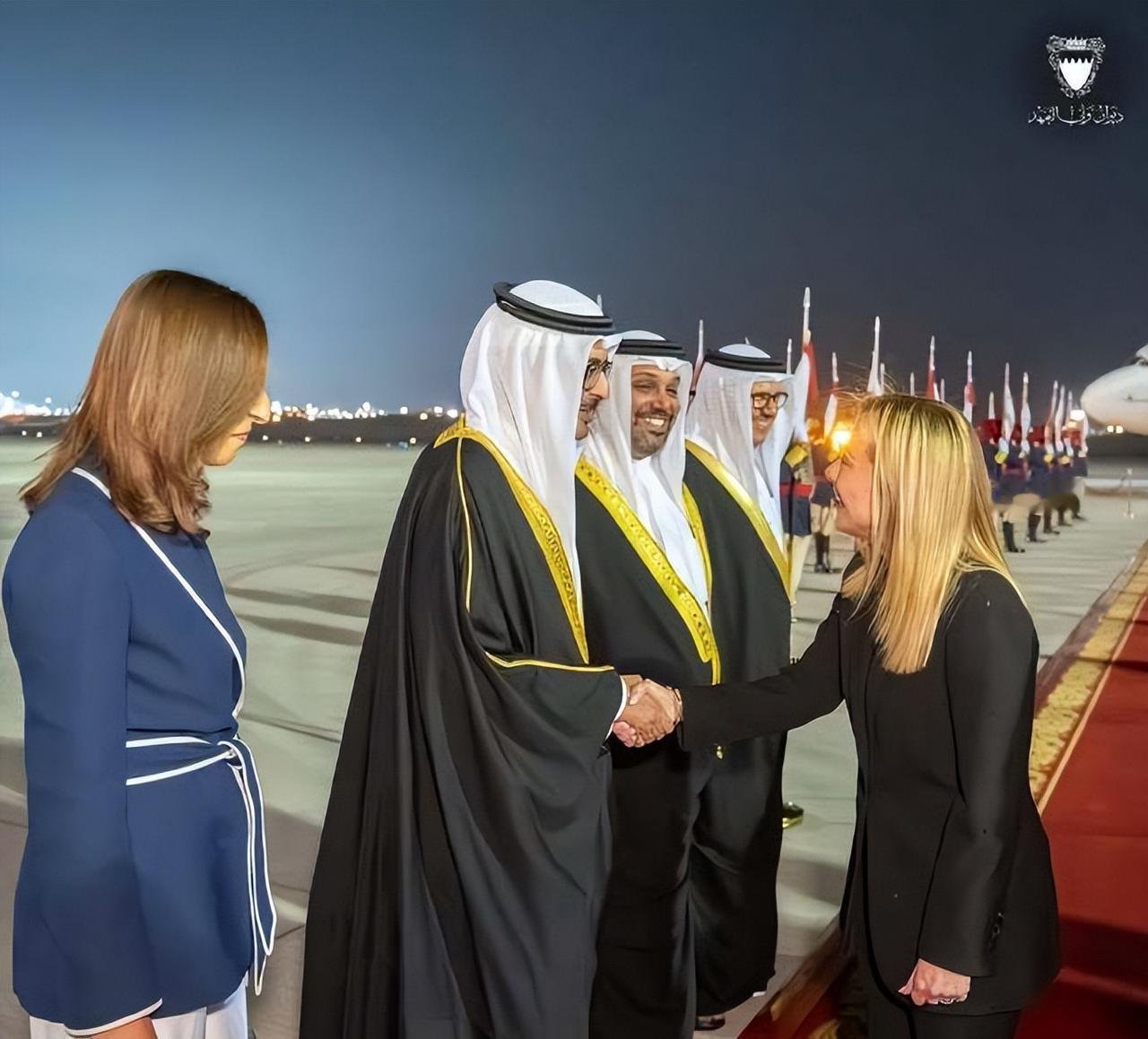 12月2日，意大利美女总理焦尔吉娅·梅洛尼大半夜抵达巴林，巴林王储兼首相萨尔曼亲