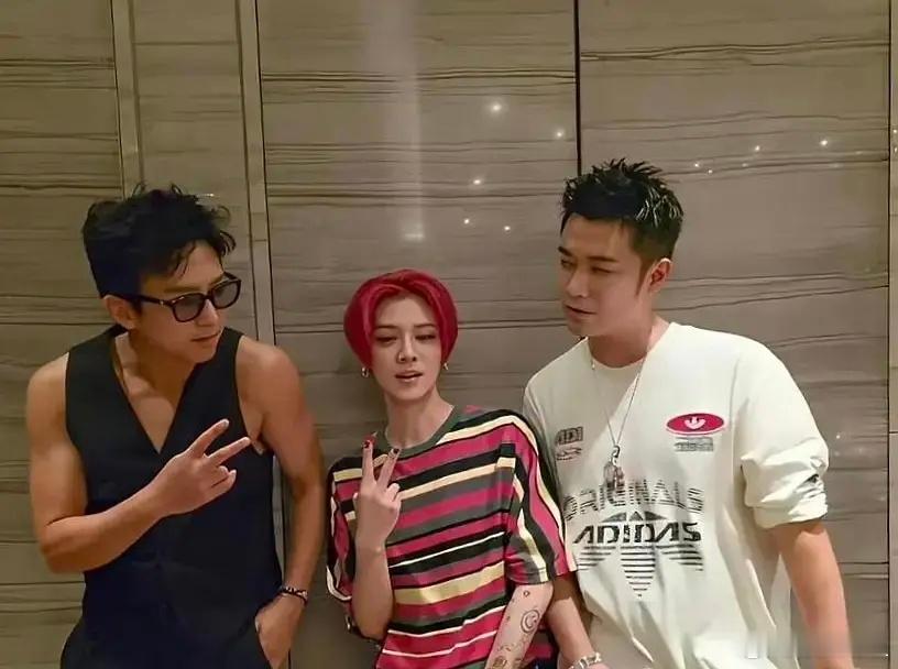 鹿晗是突然暴瘦了嘛？之前体型没有这么小吧！