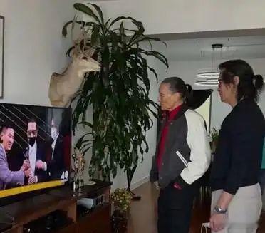 谢贤晚年居家照曝光，不戴墨镜样子和蔼慈祥，亲友轮流来豪宅探望！