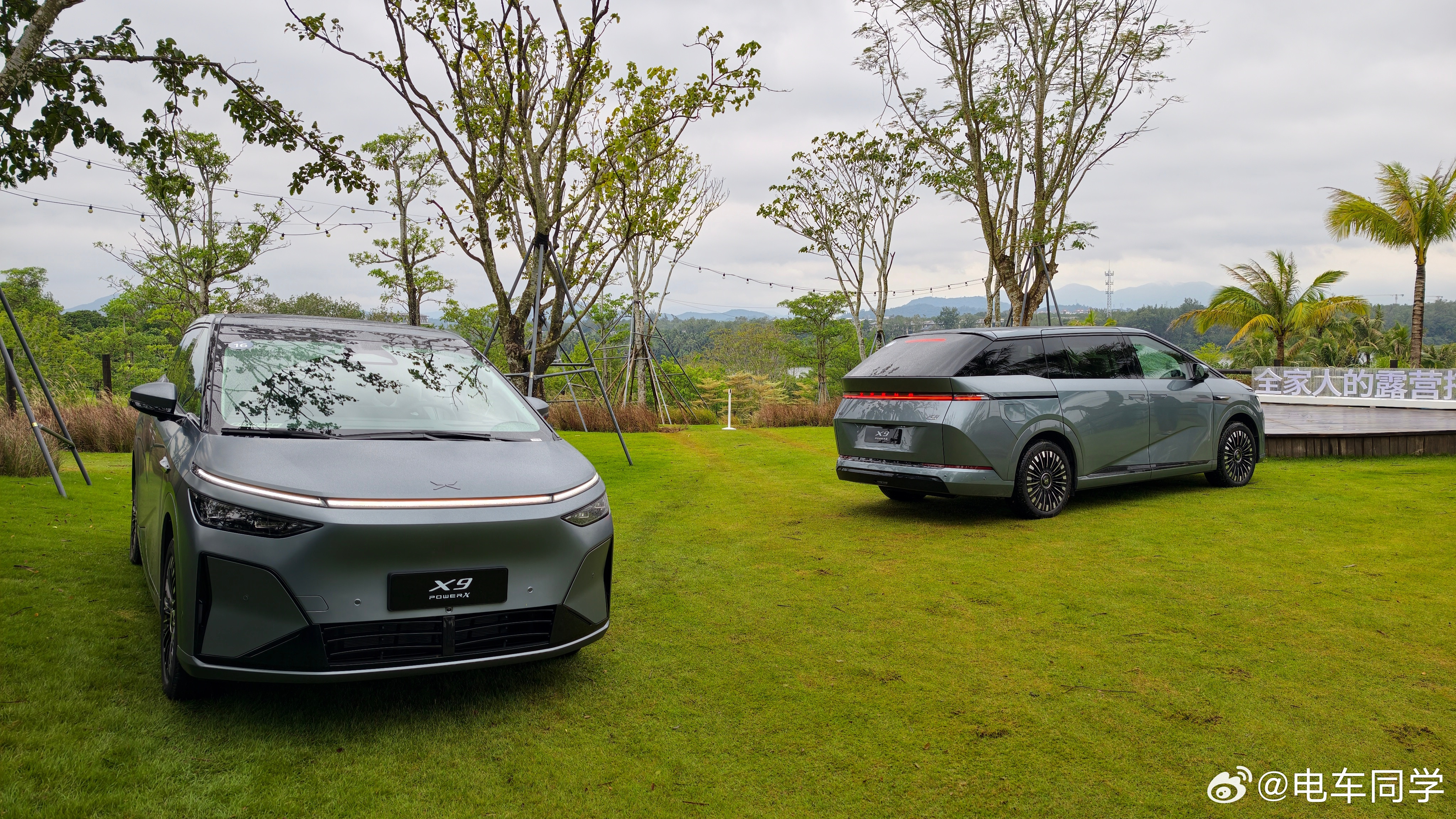 小鹏X9增程的两个颜色「极光青」和「哑光星阙灰」。在这种阴天的天气下，两个颜