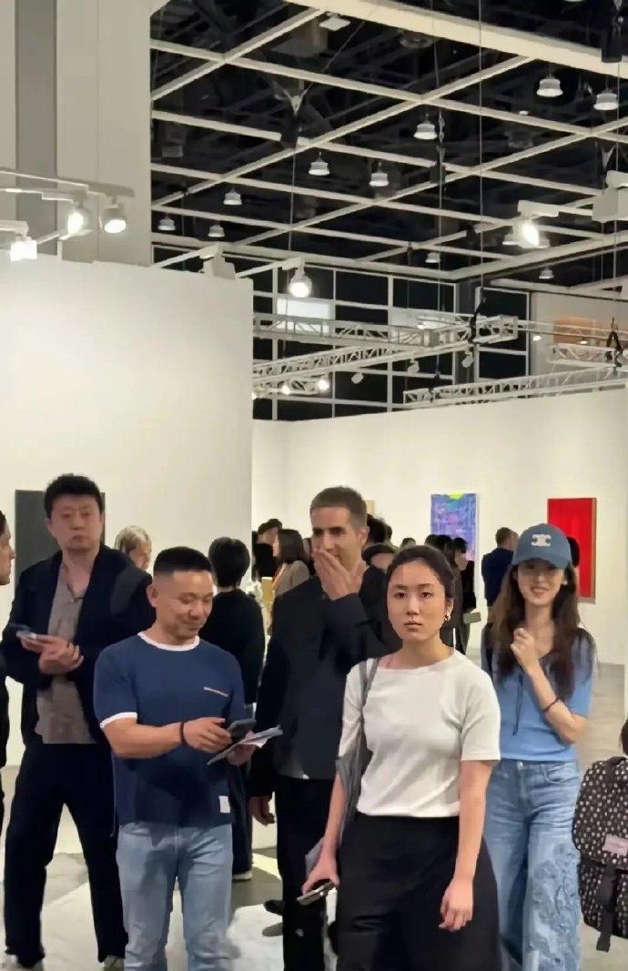 刘强东老婆真实模样曝光，原来现实中的她是这样，打破印象，别有一番韵味。