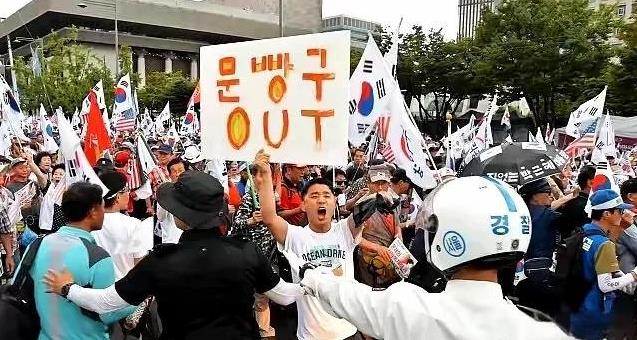 韩国爆发反华游行，抗议者围住在韩国旅游的中国人让他们滚回中国。此次韩国国内爆发的