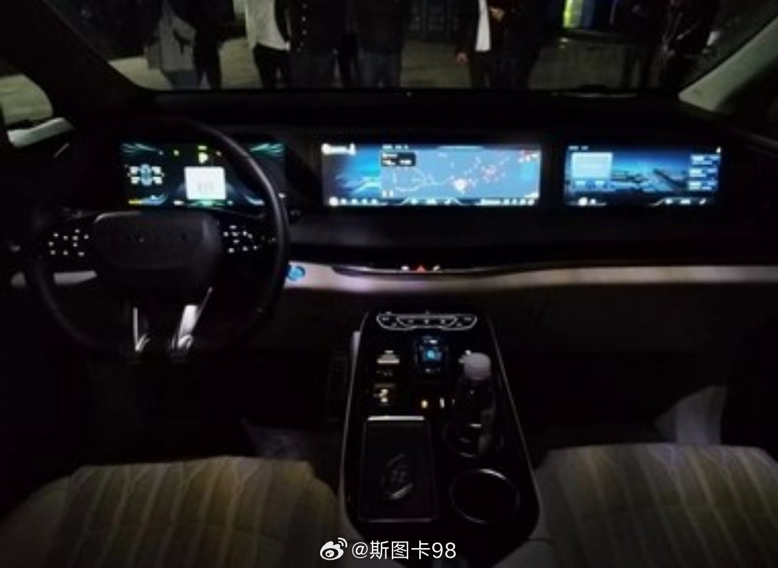 智界V9内饰首次曝光智界V9搭载旋转座椅用绒霞紫奢华配色，NAPPA真皮与实木饰