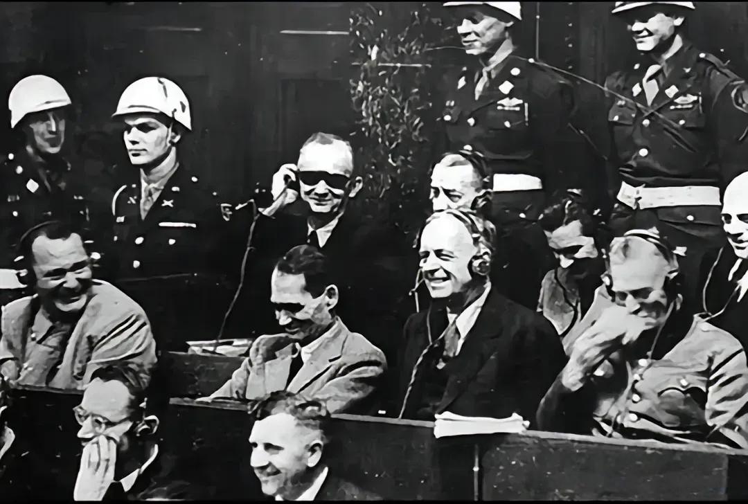 纽伦堡审判当中，当被逮捕的一众德军高官坐在审判席上，听到法庭上说德军费尽九牛二虎