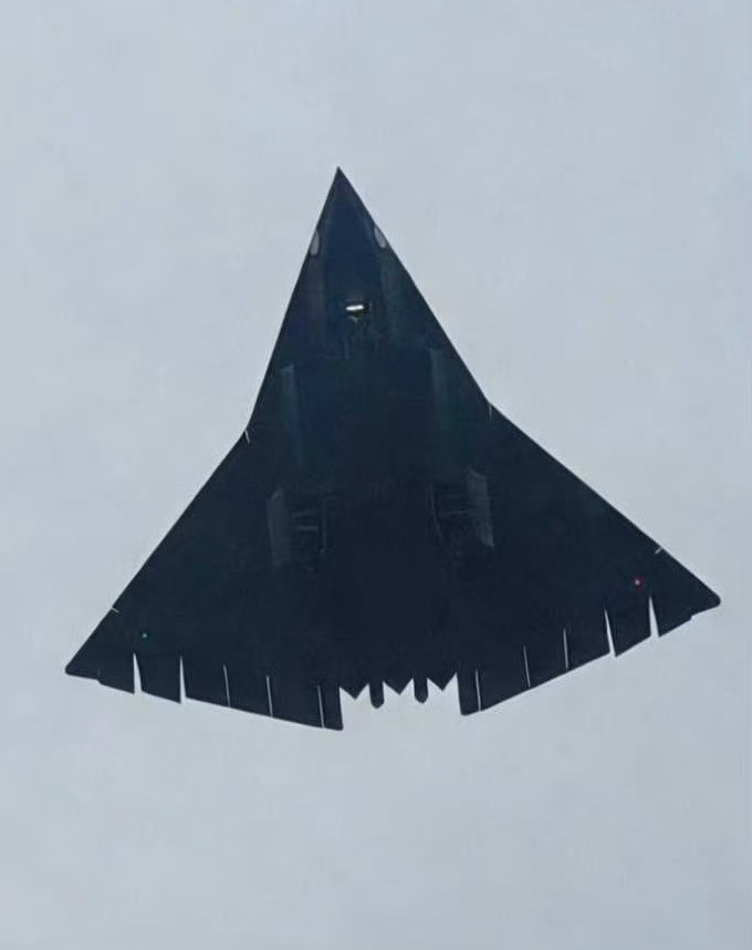 成都人享福了，这么清晰的歼36！大蝙蝠真帅！